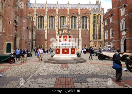 Casa d'aste leader nel mondo Gooding & Company ha effettuato una vendita a Hampton Court Palace per il 10 ° anniversario della manifestazione dei Concours of Elegance 2022 . l'anno , La società è tornata ai bei gronds di Hampton Court Palace per presentare un evento di asta dal vivo Sabato 3 Settembre 2022 ... Foto Stock