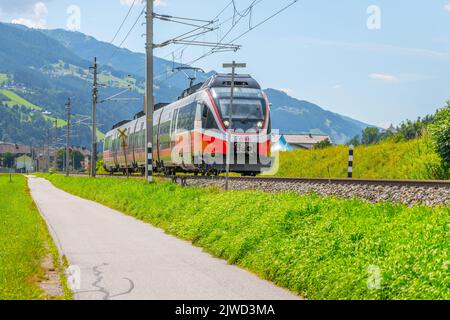 Moderno treno elettrificato vicino Schladming Foto Stock