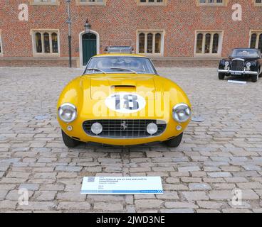 Casa d'aste leader nel mondo Gooding & Company ha effettuato una vendita a Hampton Court Palace per il 10 ° anniversario della manifestazione dei Concours of Elegance 2022 . l'anno , La società è tornata ai bei gronds di Hampton Court Palace per presentare un evento di asta dal vivo Sabato 3 Settembre 2022 ... Foto Stock