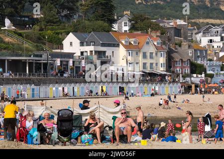 Vacanzieri sulla spiaggia di Lyme Regis Dorset UK Foto Stock