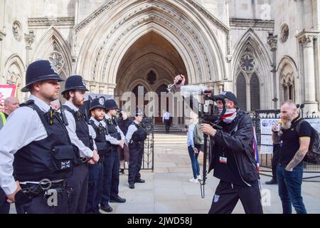 Londra, Inghilterra, Regno Unito. 5th Set, 2022. Un oppositore di estrema destra si confronta con i dimostranti favorevoli ai rifugiati. I manifestanti pro-rifugiati si sono riuniti al di fuori delle Corti reali di Giustizia come una sfida dell’alta Corte per fermare l’invio di rifugiati in Ruanda. (Credit Image: © Vuk Valcic/ZUMA Press Wire) Credit: ZUMA Press, Inc./Alamy Live News Foto Stock