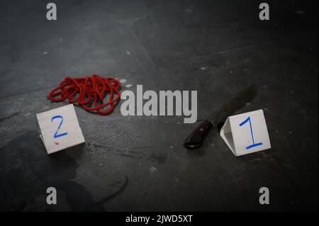 Indicatori di scena di prove e crimini su sfondo nero Foto Stock