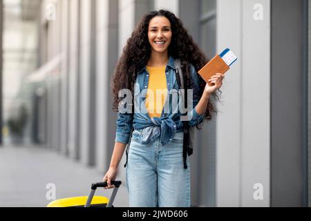Donna turistica con valigia con passaporto e biglietti Foto Stock