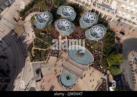 I visitatori del giardino PoliNations di Victoria Square, Birmingham, che è composto da cinque 40ft installazioni di alberi d'altezza e oltre 6.000 impianti. Il programma PoliNations intende esplorare come la migrazione e l'impollinazione incrociata abbiano plasmato i giardini e la cultura del Regno Unito. Data immagine: Lunedì 5 settembre 2022. Foto Stock