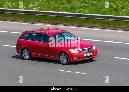 2011 Red Mercedes Benz C220 ELEGANCE ED125 CDI B-Cy A Blueefficiency 2143 Diesel Estate; viaggiando sull'autostrada M6, Regno Unito Foto Stock