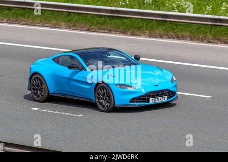 2022 Blue ASTON MARTIN VANTAGE automatico a V8 3982cc 9 velocità; viaggiando sull'autostrada M6, Manchester, Regno Unito Foto Stock