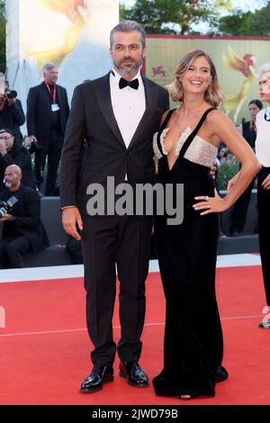 VENEZIA, ITALIA - SETTEMBRE 02: Luca Argentero e Cristina Marino partecipano al "Bones and all" Red Carpet durante il 72nd° Festival del Cinema di Venezia a Palazzo del Foto Stock