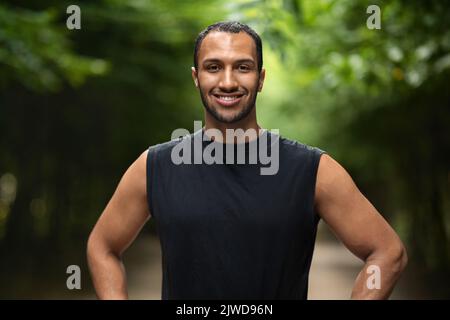 Bell'uomo nero sportivo che fa jogging nel parco pubblico Foto Stock