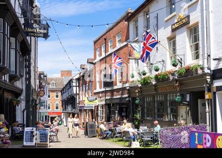 Centro di Shrewsbury con negozi e ristoranti a Butcher Row Shrewsbury Shropshire Inghilterra Regno Unito GB Europa Foto Stock