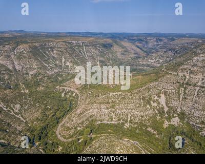 Vista aerea delle gole la Vis Valle taglio attraverso Causse du Larzac nel Parco nazionale di Cevennes, Francia meridionale Foto Stock