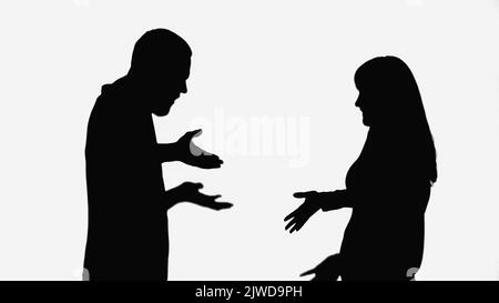 silhouette nere di coppia che litigano isolate sul bianco Foto Stock