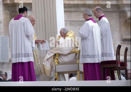 Stato della Città del Vaticano, Vatikanstadt. 04th Set, 2022. Papa Francesco presiede la cerimonia di beatificazione del compianto Papa Giovanni Paolo i, in Vaticano, domenica 4 settembre 2022. Credit: dpa/Alamy Live News Foto Stock