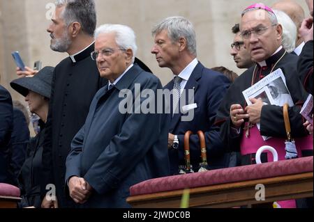 Stato della Città del Vaticano, Vatikanstadt. 04th Set, 2022. Il Presidente del Centro, Sergio Mattarella, partecipa alla cerimonia di beatificazione di Papa Giovanni Paolo i in Piazza San Pietro in Vaticano, domenica 4 settembre 2022. Credit: dpa/Alamy Live News Foto Stock