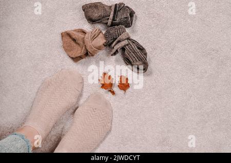 Primo piano di calze di cotone marrone autunno intimo abbigliamento. Foto Stock