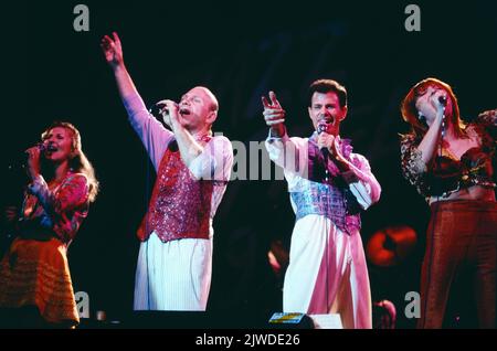 The Manhattan Transfer, amerikanische Jazz und Pop Vokalgruppe, Cheryl Bentyne, Janis Siegel, Alan Paul, Tim Hauser, Auftritt beim Jazzgipfel a Stoccarda, Germania, 1989. The Manhattan Transfer, American Jazz and Pop VOCAL Group, Cheryl Bentyne, Janis Siegel, Alan Paul, Tim Hauser, Performance, Jazz Gipfel a Stoccarda, Germania, 1989. Foto Stock