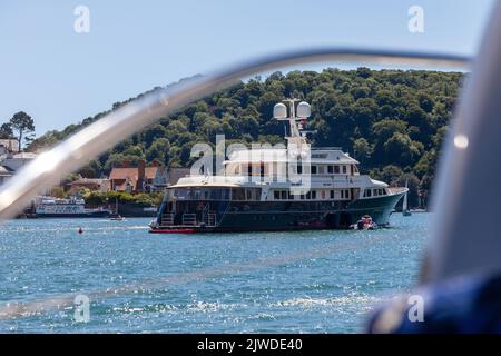 Un super yacht ormeggiato a Dartmouth Harbour. Foto Stock