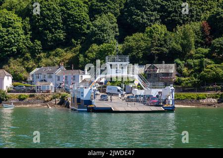 Il Dartmouth a Kingswear Higher Ferry caricare le auto. Foto Stock