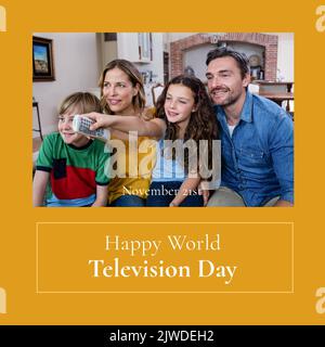 Composizione del testo della giornata televisiva del mondo felice con la famiglia caucasica che guarda la tv Foto Stock