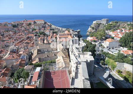 La città fortificata di Dubrovnik e Fort Lovrijenac, conosciuta anche come la Rep Rossa nel Trono di Spade. Foto Stock