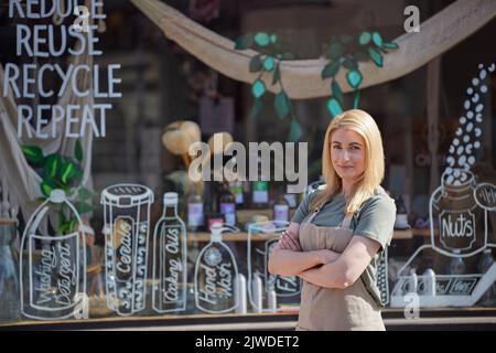 Ritratto di Female piccola impresa Proprietario che esegue sostenibile Zero rifiuti plastica Free Store Foto Stock