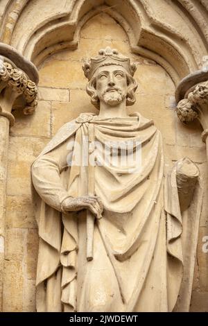 Primo piano della statua di Re Enrico III sulla Cattedrale di Salisbury sul fronte Ovest, Wiltshire, Regno Unito Foto Stock