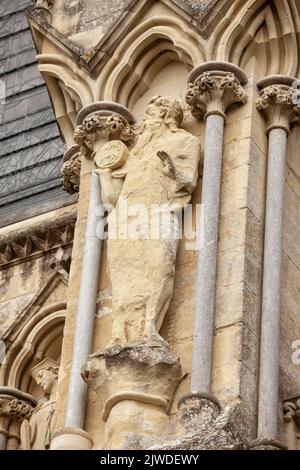 Primo piano della statua di San Giovanni Battista sul fronte ovest della cattedrale di Salisbury, Wiltshire, Regno Unito Foto Stock