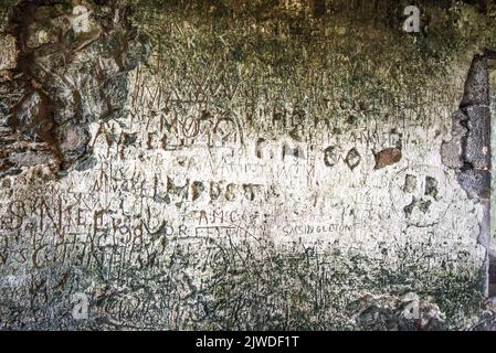 Nomi e graffiti segnati nelle pareti di pietra a Blarney Castle and Gardens, Blarney, Co. Cork, Foto Stock