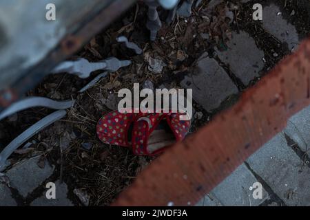 scarpe per bambini nelle rovine, la guerra Foto Stock