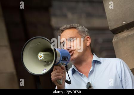 Alex Cole Hamilton, membro del Parlamento scozzese e leader dei liberali democratici scozzesi, si trova a Edimburgo, Scozia, 5 settembre 2022. Foto Stock