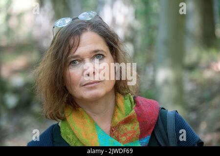 Neubrandenburg, Germania. 05th Set, 2022. Andrea Genest, direttore del Memoriale di Ravensbrück, si trova sul sito dell'ex accampamento di Waldbau Neubrandenburg. Lo stesso giorno, le donne del Comitato Internazionale di Ravensbrück visitano il sito. Nel campo con due siti a Neubrandenburg, circa 7000 donne dovevano vivere nelle condizioni più avverse e svolgere lavori forzati. Il Comitato di Ravensbrück riunisce i sopravvissuti del campo di concentramento delle donne di Ravensbrück e i loro figli e nipoti di 16 paesi. Credit: Stefan Sauer/dpa/Alamy Live News Foto Stock