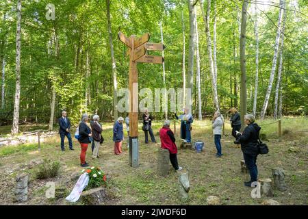 05 settembre 2022, Meclemburgo-Pomerania occidentale, Neubrandenburg: Un monumento commemorativo a un chilometro di distanza dal campo di concentramento di Waldbau Neubrandenburg al campo di concentramento di Ravensbrück si trova sul terreno dell'ex campo di concentramento di Waldbau Neubrandenburg. Lo stesso giorno, le donne del Comitato Internazionale di Ravensbrück visitano il sito. Nel campo con due siti a Neubrandenburg, circa 7000 donne dovevano vivere nelle condizioni più avverse e svolgere lavori forzati. Il Comitato di Ravensbrück riunisce i sopravvissuti del campo di concentramento delle donne di Ravensbrück e i loro figli e nipoti a partire dal 1 Foto Stock