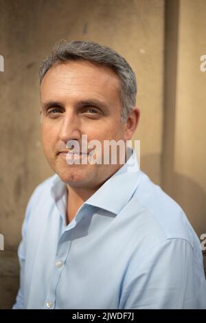 Alex Cole Hamilton, membro del Parlamento scozzese e leader dei liberali democratici scozzesi, si trova a Edimburgo, Scozia, 5 settembre 2022. Foto Stock