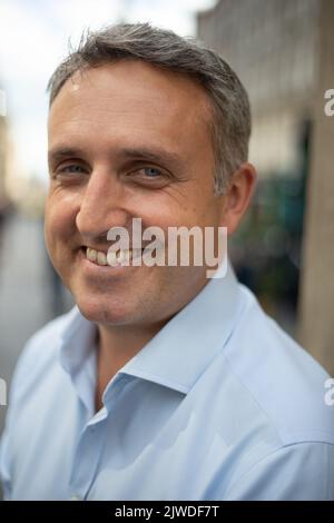 Alex Cole Hamilton, membro del Parlamento scozzese e leader dei liberali democratici scozzesi, si trova a Edimburgo, Scozia, 5 settembre 2022. Foto Stock