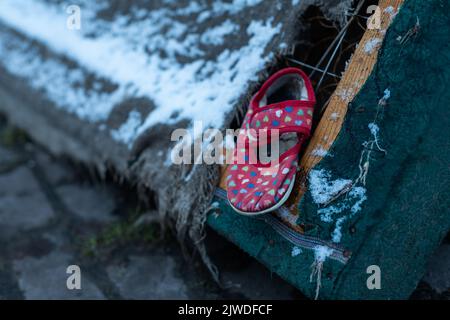 scarpe per bambini nelle rovine, la guerra Foto Stock