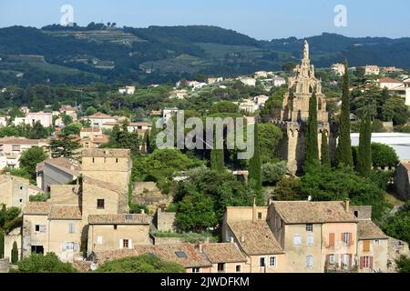 Vista sulla città vecchia di Nyons con la torre di pietra medievale, Tour Randonne e Cappella gotica di Notre-Dame-de-Bon-Secours Nyons Drôme Provence France Foto Stock