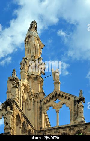 Pietra neogotica o gotica e statua della Vergine Maria c18th Cappella Notre-Dame-de-Bon-Secours in cima al Tour medievale Randonne Nyons Drôme Provence Francia Foto Stock