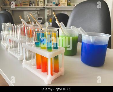 Utensili e accessori da laboratorio per le prove e gli esperimenti con il colore sul tavolo. Miscelazione dei colori Foto Stock