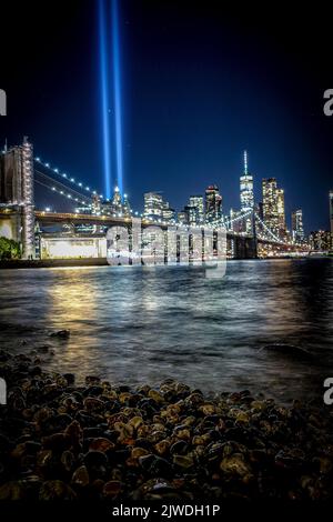 New York, NY, Stati Uniti. 4th Set, 2022. 9/11 Tribute Lights viste dal centro di Brooklyn durante il fine settimana del Labor Day del 4 settembre 2022 a New York City. Credit: Katie Godowski/Media Punch/Alamy Live News Foto Stock