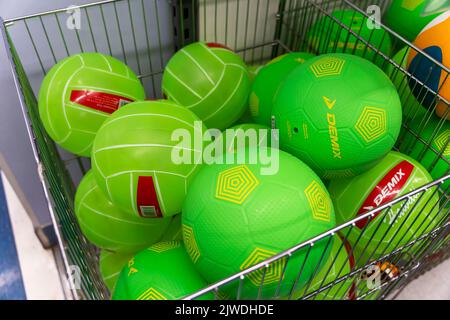 SAN PIETROBURGO, RUSSIA - 14 AGOSTO 2022: Palline di pallavolo nel cestino Foto Stock