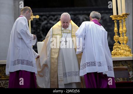 Stato della Città del Vaticano, Vatikanstadt. 04th Set, 2022. Papa Francesco presiede la cerimonia di beatificazione del compianto Papa Giovanni Paolo i, in Vaticano, domenica 4 settembre 2022. Credit: dpa/Alamy Live News Foto Stock