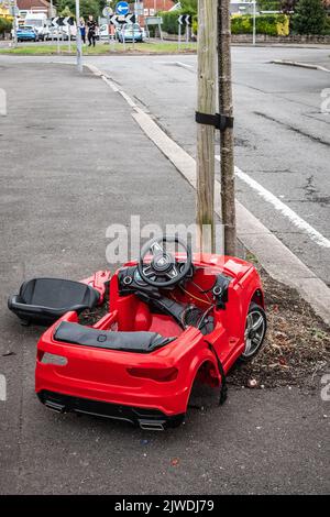 I costi di incidenti automobilistici per i servizi sanitari indicati da un pedalò di un bambino che colpisce un albero Foto Stock