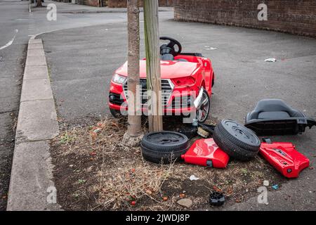 Crash auto mostrato da un bambino 's pedalò auto collisione con un albero, Galles, Regno Unito Foto Stock