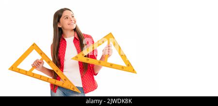 felice bambino tenere triangolo righello studio algebra a scuola isolato su bianco. Ritratto della studentessa scolastica, intestazione banner studio. Faccia del bambino della scuola Foto Stock