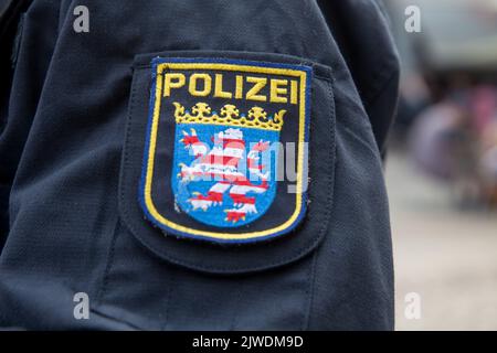 Wappen der Polizei Hessen auf dem Einsatzanzug eines Polizisten Foto Stock
