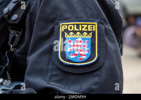 Wappen der Polizei Hessen auf dem Einsatzanzug eines Polizisten Foto Stock