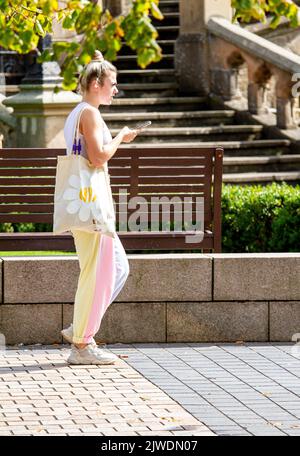 Dundee, Tayside, Scozia, Regno Unito. 5th Settembre 2022. UK Weather: Una giornata soleggiata e umida con temperature in alcune parti della Scozia nord-orientale superiori ai 20°C. Le giovani donne locali alla moda stanno approfittando del caldo sole di settembre facendo shopping nel centro di Dundee. Credit: Dundee Photographics/Alamy Live News Foto Stock