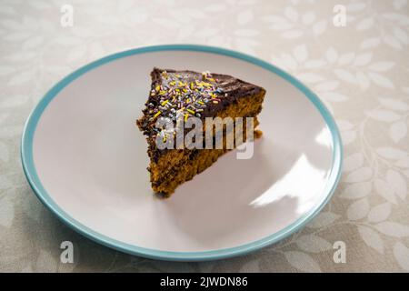 torta al cioccolato fatta in casa su un piatto Foto Stock