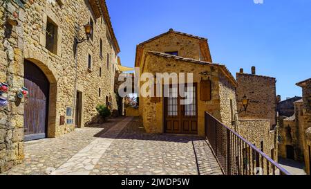 Case costruite con pietra nel pittoresco villaggio medievale di Pals, Girona, Catalogna. Foto Stock