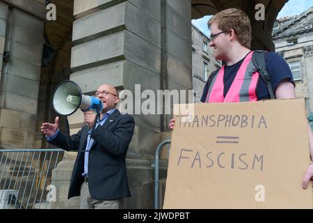 Edimburgo Scozia, Regno Unito 05 settembre 2022. Il co-leader scozzese dei Verdi Patrick Harvie MSP parla ai manifestanti riuniti nelle City Chambers in vista di una marcia sul Parlamento scozzese per la campagna per la parità transgender. Credit sst/alamy live news Foto Stock