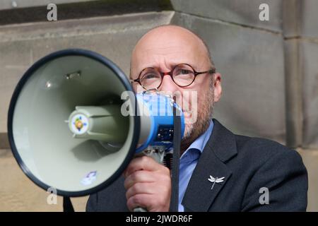 Edimburgo Scozia, Regno Unito 05 settembre 2022. Il co-leader scozzese dei Verdi Patrick Harvie MSP parla ai manifestanti riuniti nelle City Chambers in vista di una marcia sul Parlamento scozzese per la campagna per la parità transgender. Credit sst/alamy live news Foto Stock